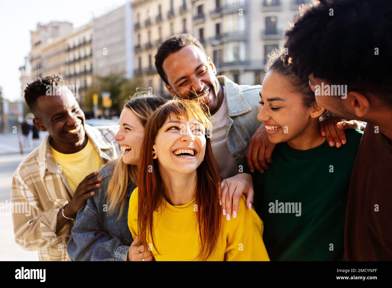 Gruppo Unito di giovani amici multirazziali che si divertono insieme all'aperto Foto Stock