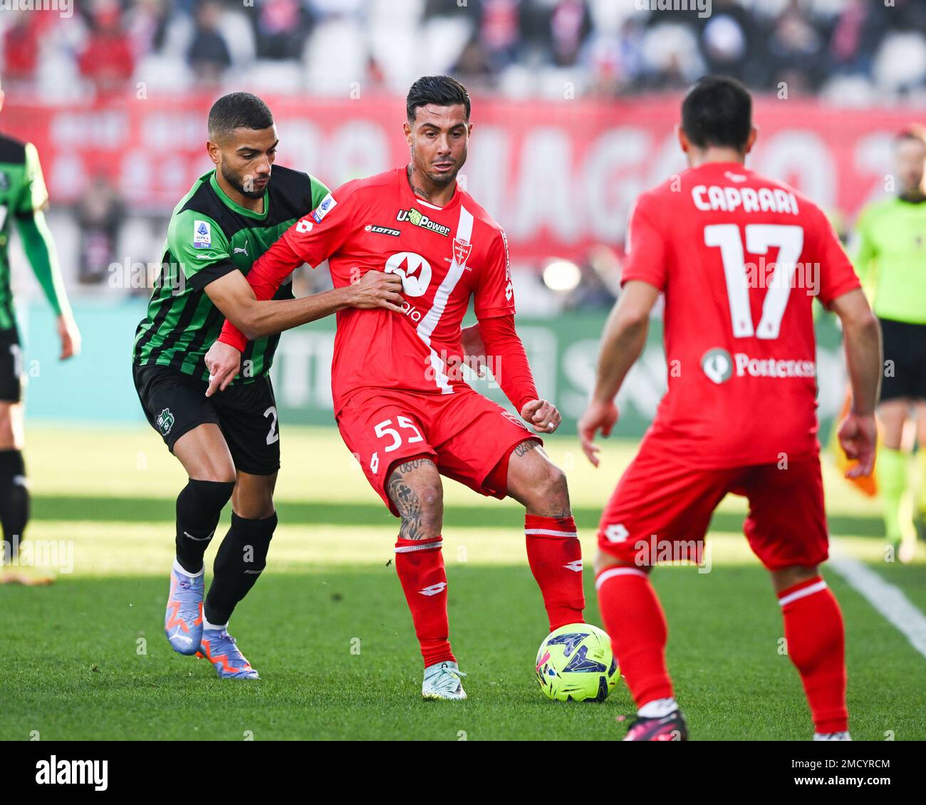 Monza, Italia. 22nd Jan, 2023. U-Power Stadium, 22.01.23 Armando Izzo (55 AC Monza) e Jeremy Toljan (22 US Sassuolo) durante la Serie A match tra AC Monza e US Sassuolo all'U-Power Stadium di Monza, Italia Soccer (Cristiano Mazzi/SPP) Credit: SPP Sport Press Photo. /Alamy Live News Foto Stock