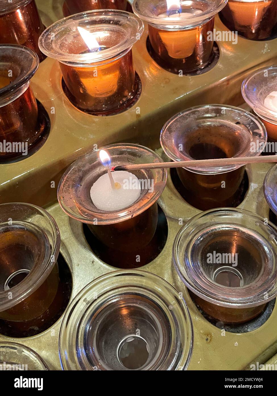 Le candele votive sono accese nella Chiesa Cattolica come segno di devozione, e un'offerta, 2023, USA Foto Stock