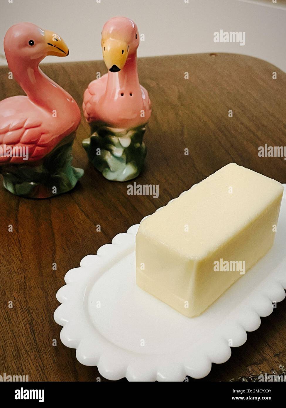 Primo piano di un bastoncino di burro fresco su un tavolo residenziale, 2023, USA Foto Stock