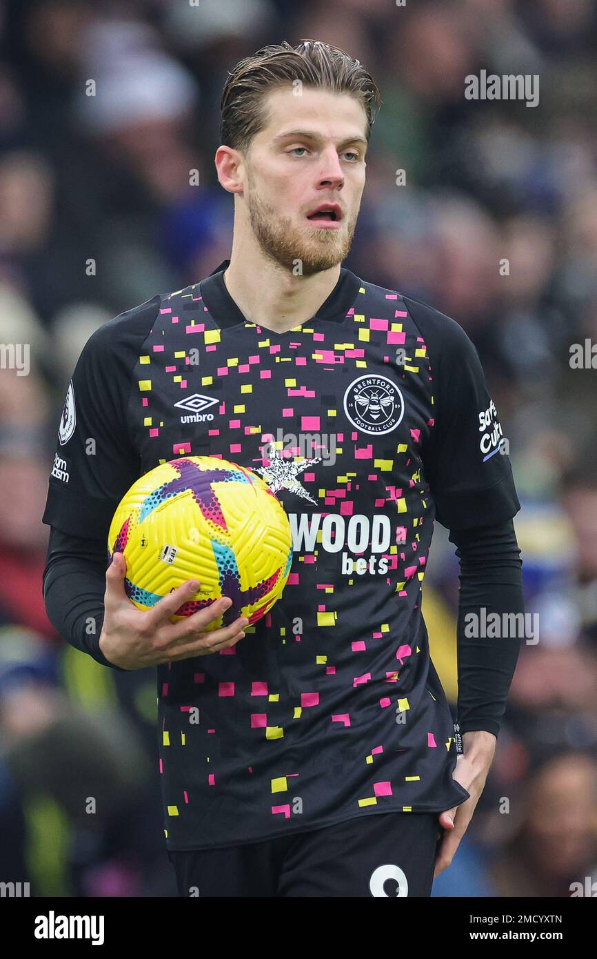 Mathias Jensen #8 di Brentford durante la partita della Premier League Leeds United vs Brentford a Elland Road, Leeds, Regno Unito, 22nd gennaio 2023 (Foto di Mark Cosgrove/News Images) Foto Stock