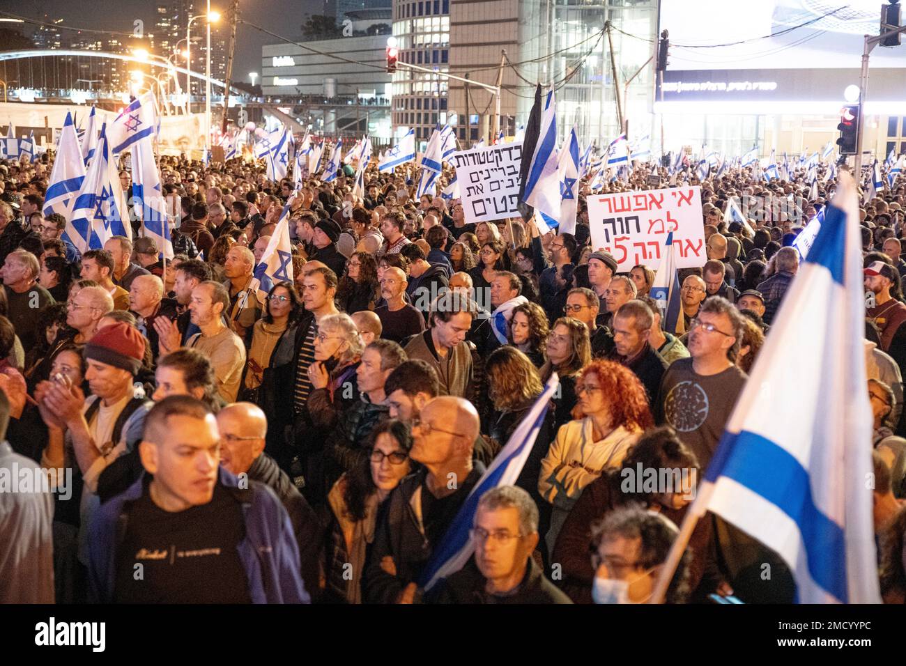 Israele. 21st Jan, 2023. Più di 100.000 persone hanno protestato a Kaplan Junction, i cartelli che staitavano “non si può cancellare l’infamia”, “nella dittatura i criminali nomina i giudici”. Oltre 100.000 persone hanno protestato a Tel Aviv contro il governo di estrema destra di Netanyahu e la revisione giudiziaria. Gen 22th 2023. (Foto di Matan Golan/Sipa USA). Credit: Sipa USA/Alamy Live News Foto Stock