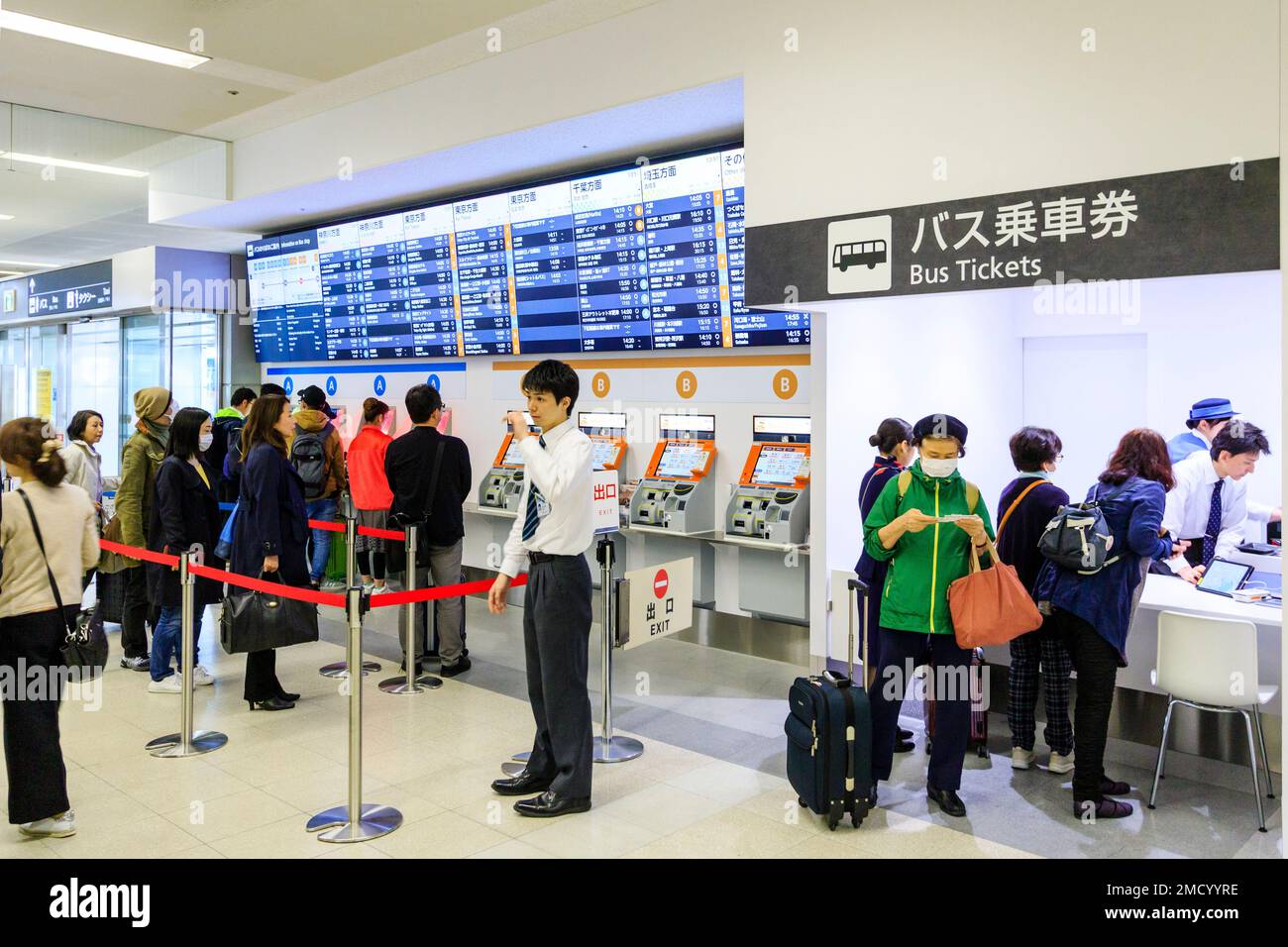 Tokyo Haneda international airport. Un terminale interno. Le persone che usano una fila di bus ticket macchine contrassegnate A e B, con calendario illuminata sopra. Foto Stock