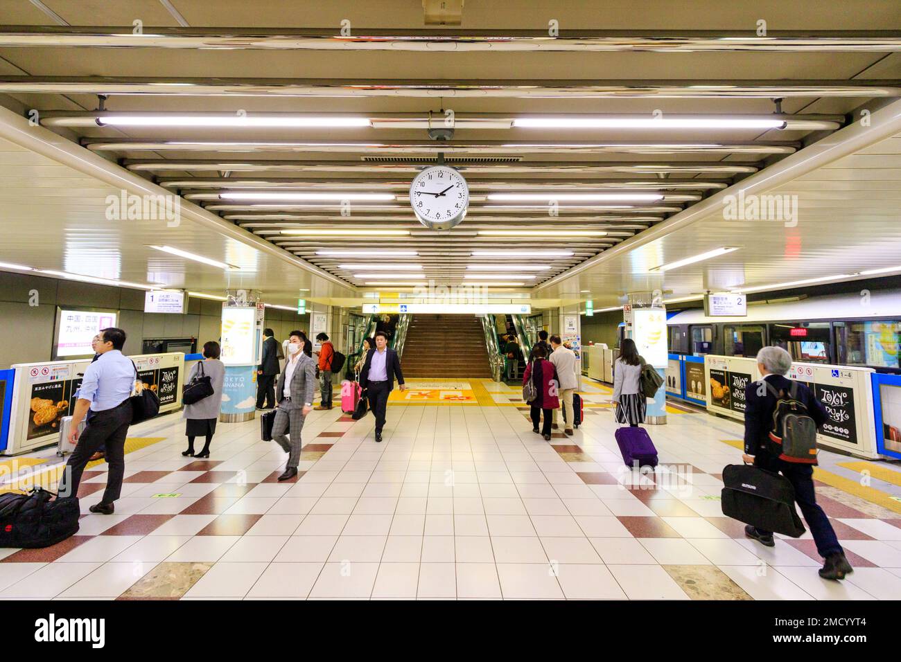 Tokyo Haneda. La stazione della monorotaia e interni. Vista lungo le piattaforme 1 e 2 con le persone su In attesa per i treni al terminale 2 e a Hamamatsucho. Foto Stock