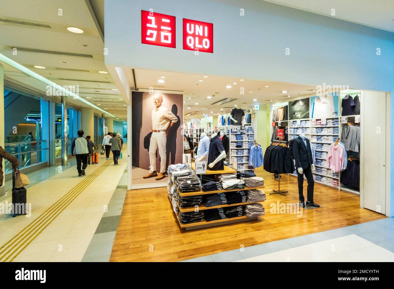 Tokyo. Di Haneda International Airport Terminal uno. Interno del negozio di regali e souvenir. Ginza Sembikiya dolci di frutta la visualizzazione in primo piano. Foto Stock