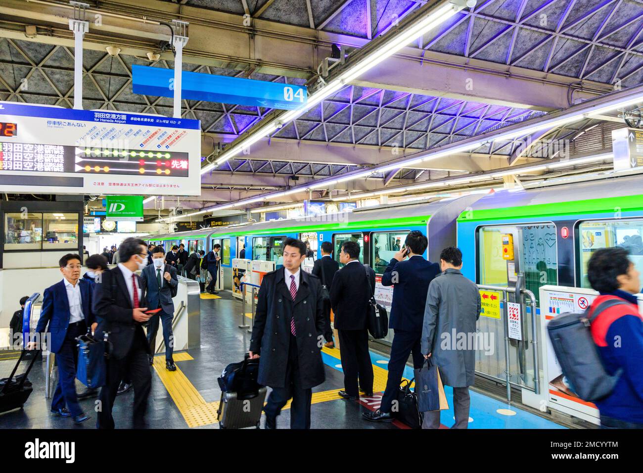 Tokyo Stazione Hamamatsucho interni. Tokyo treno monorotaia presso la piattaforma in partenza per Haneda International Airport. La gente in coda a bordo. Foto Stock