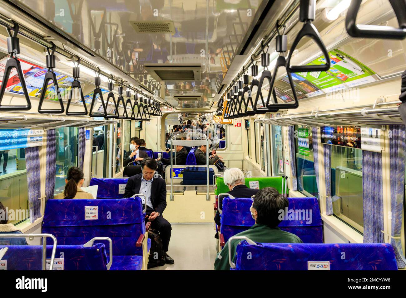 Tokyo Monorail. Interno del Hamamatsucho aeroporto treno di collegamento di Haneda International Airport. La gente seduta nel carrello mentre nella stazione. Foto Stock