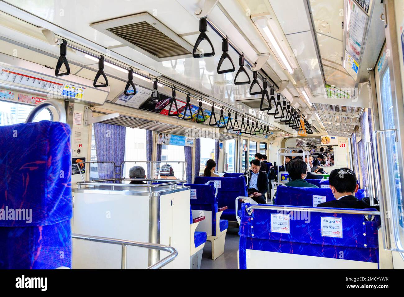 Tokyo Monorail. Interno del Hamamatsucho aeroporto treno di collegamento di Haneda International Airport. La gente seduta nel carrello mentre si è in viaggio. Foto Stock