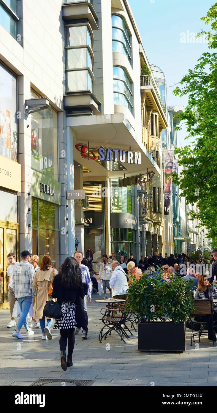 Il viale dello shopping Königsallee a Düsseldorf/Germania in una giornata impegnativa. Foto Stock