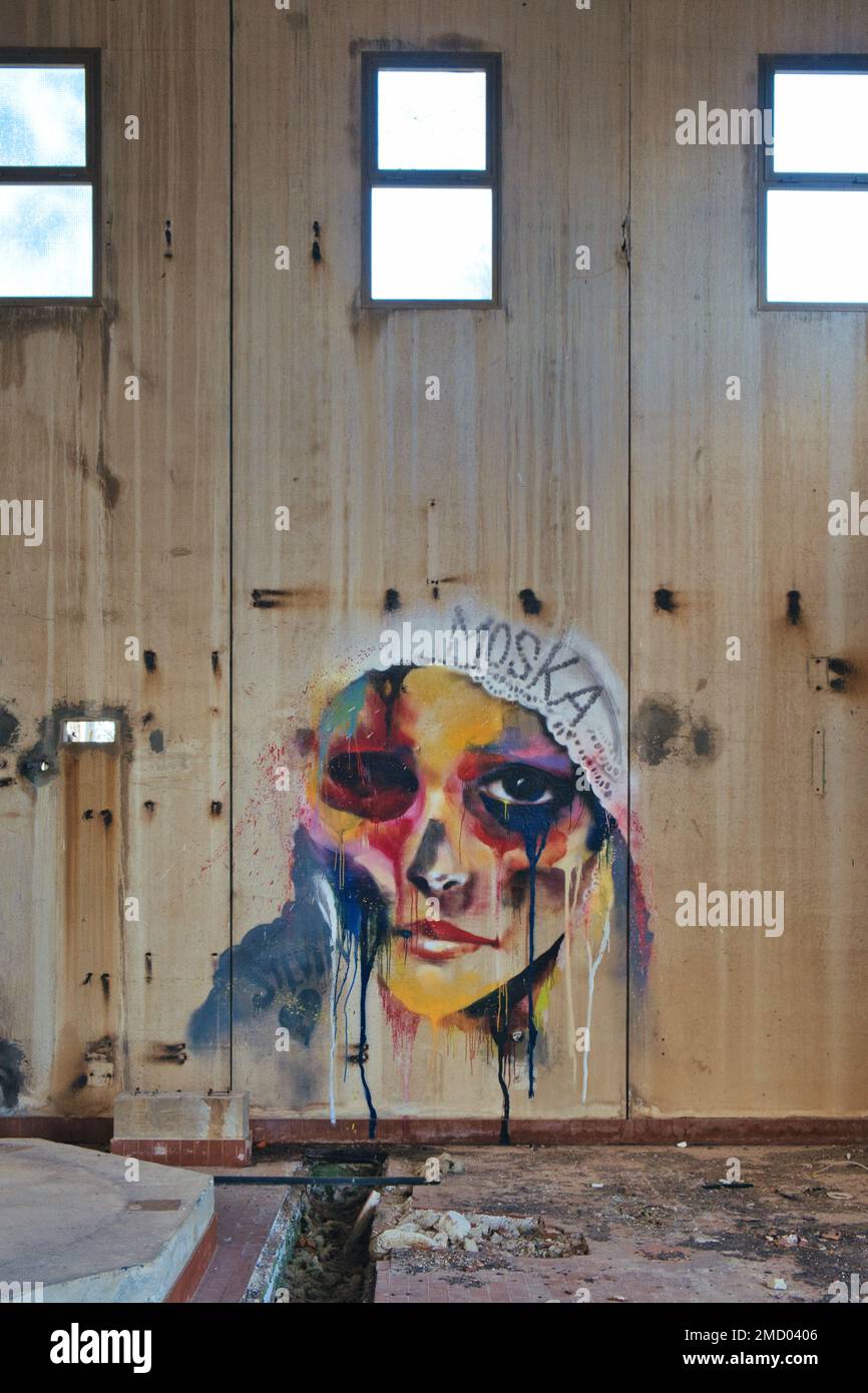 Ritratto artistico della donna all'interno di un edificio industriale abbandonato Foto Stock