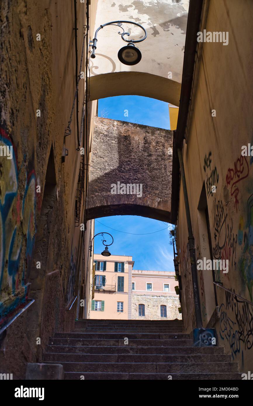 Vista delle scale per le suore cappuccine, piccolo vicolo nel centro storico di Cagliari Foto Stock