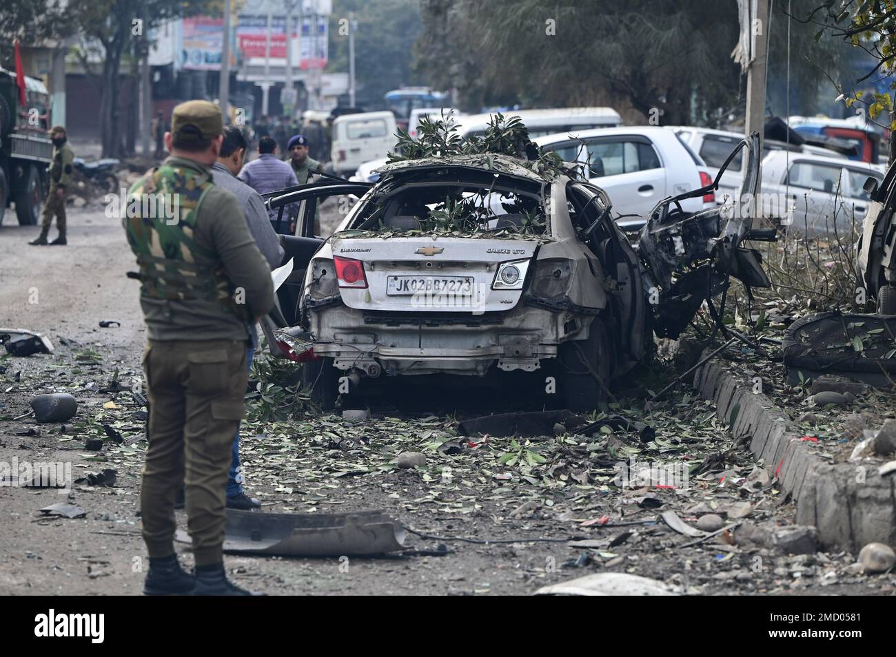 Jammu e Kashmir, India. 21st Jan, 2023. Le forze di sicurezza indiane sono in guardia nei pressi del veicolo danneggiato dopo le gemelle a Narwal, Jammu e Kashmir India il 21 gennaio 2023. L'area Narwal a Jammu è stata colpita da due blasti il sabato che si sono verificati in un intervallo di 20 minuti ferendo sei persone. (Foto di SAJAD HAMEED/INA PHOTO AGENCY/SIPA USA) Credit: Sipa USA/Alamy Live News Foto Stock