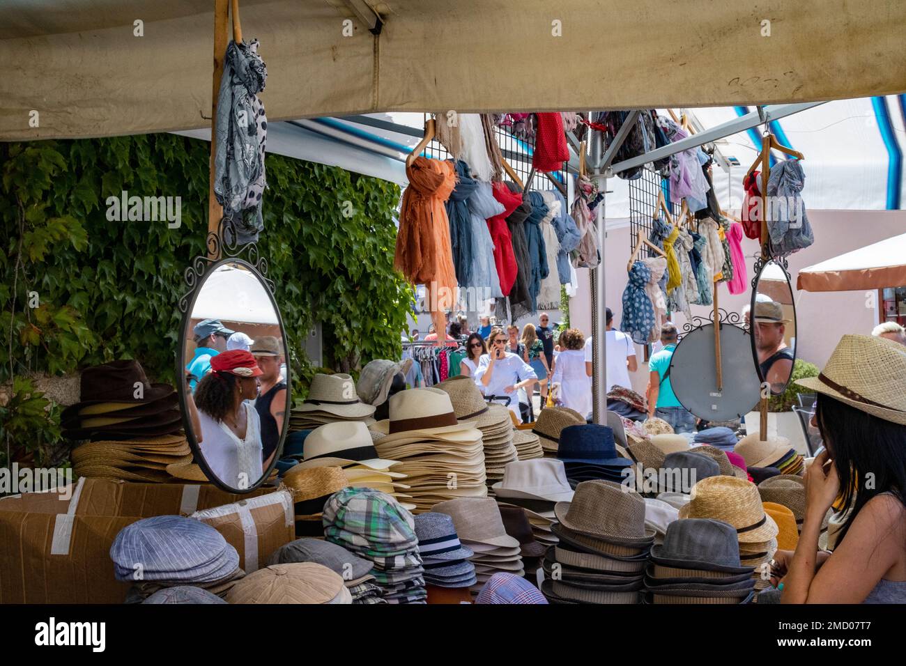Stallo di cappello e sciarpa immagini e fotografie stock ad alta  risoluzione - Alamy
