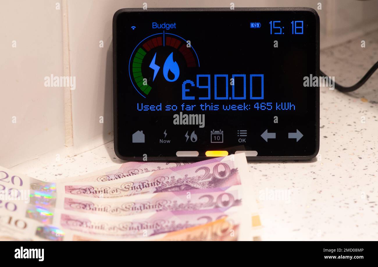 Slough, Berkshire, Regno Unito. 22nd gennaio 2023. Uno Smart Meter domestico che mostra i costi di $£90 per il doppio combustibile in una settimana. Il recente clima freddo e la necessità di mantenere il caldo stanno aggravando ulteriormente i costi del gas e dell'elettricità per i proprietari di case. Credit: Maureen McLean/Alamy Live News Foto Stock