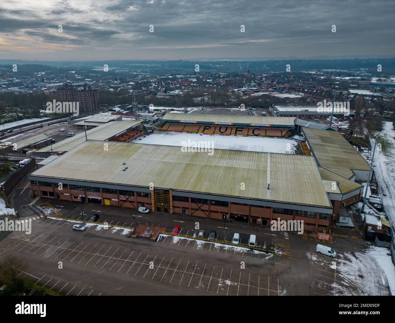 Port vale Football Club, vale Park, il drone aereo nella neve, Stoke on Trent Staffordshire Airial Drone dall'Air Birds Eye View Foto Stock