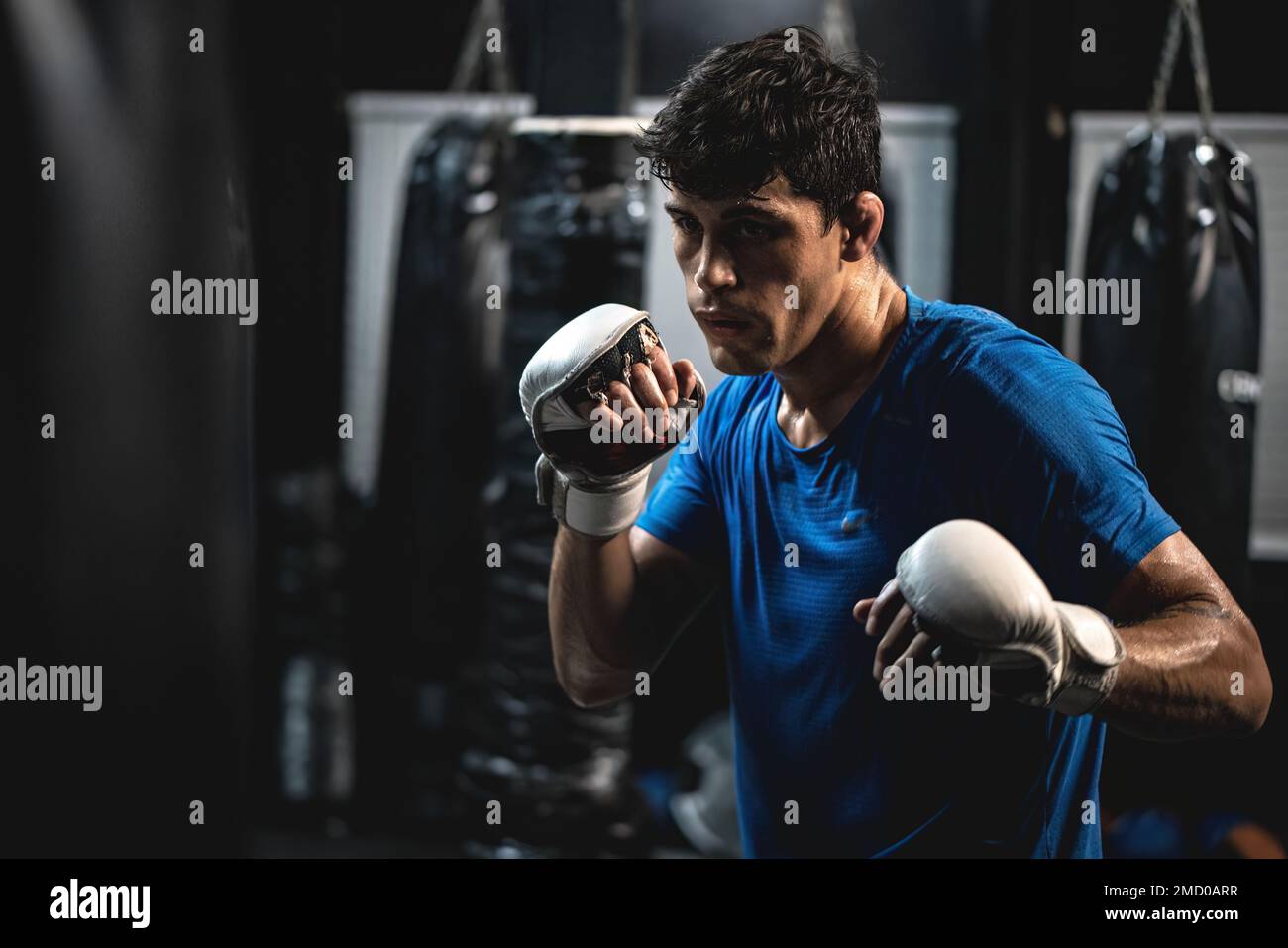 STATI UNITI Air Force Senior Airman Adam Amado, 6th manutenzione Gruppo pianificazione unità di manutenzione aeromobili, treni in una palestra di pugilato a Tampa, Florida, 11 luglio 2022. Amado si stava preparando per un imminente professionista di arti marziali miste lotta più tardi nel mese, che ha vinto con knockout tecnico nel secondo turno. Foto Stock