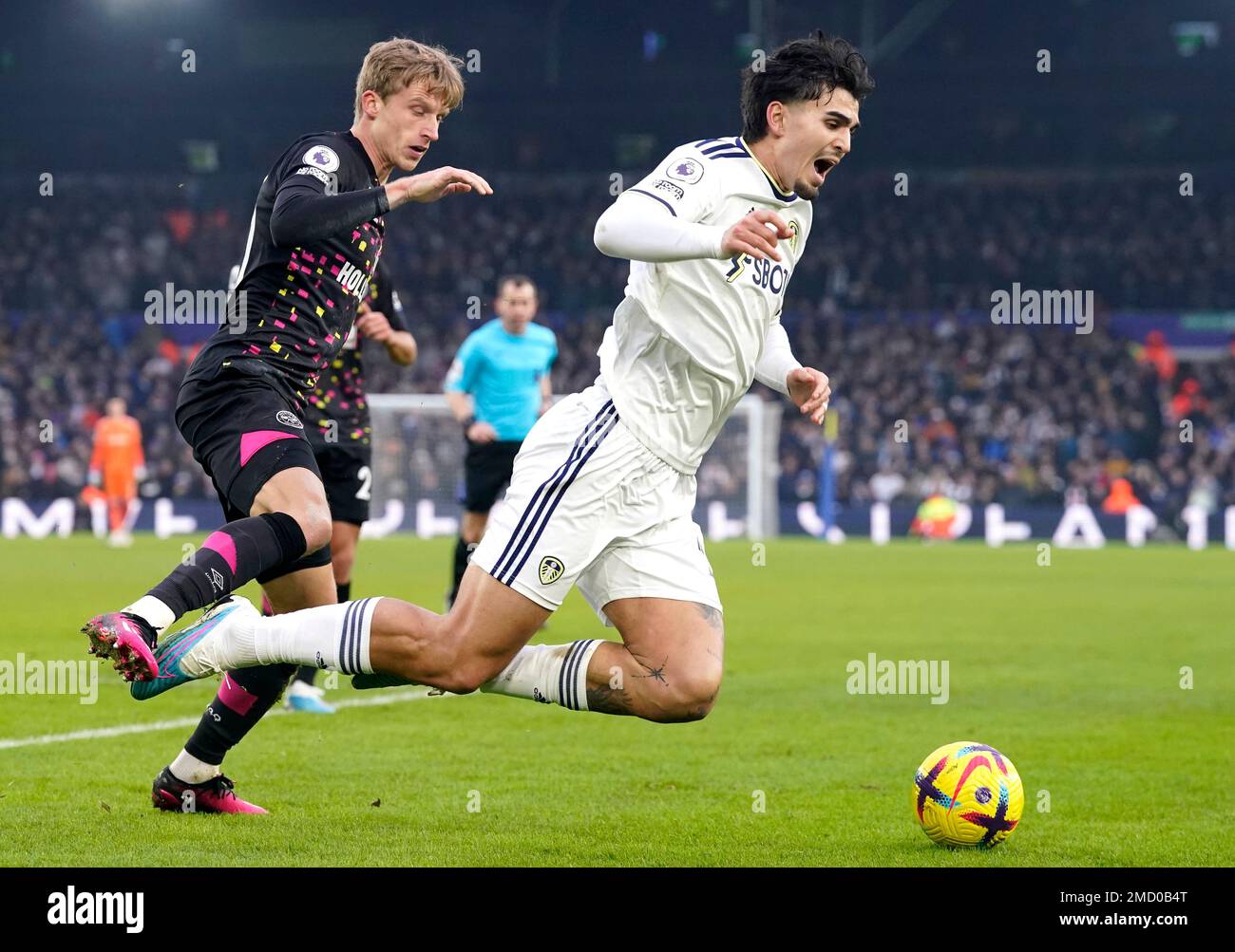 Mads Roerslev (a sinistra) di Brentford fouls Maximilian Wober di Leeds United, che porta a un calcio di punizione durante la partita della Premier League a Elland Road, Leeds. Data immagine: Domenica 22 gennaio 2023. Foto Stock