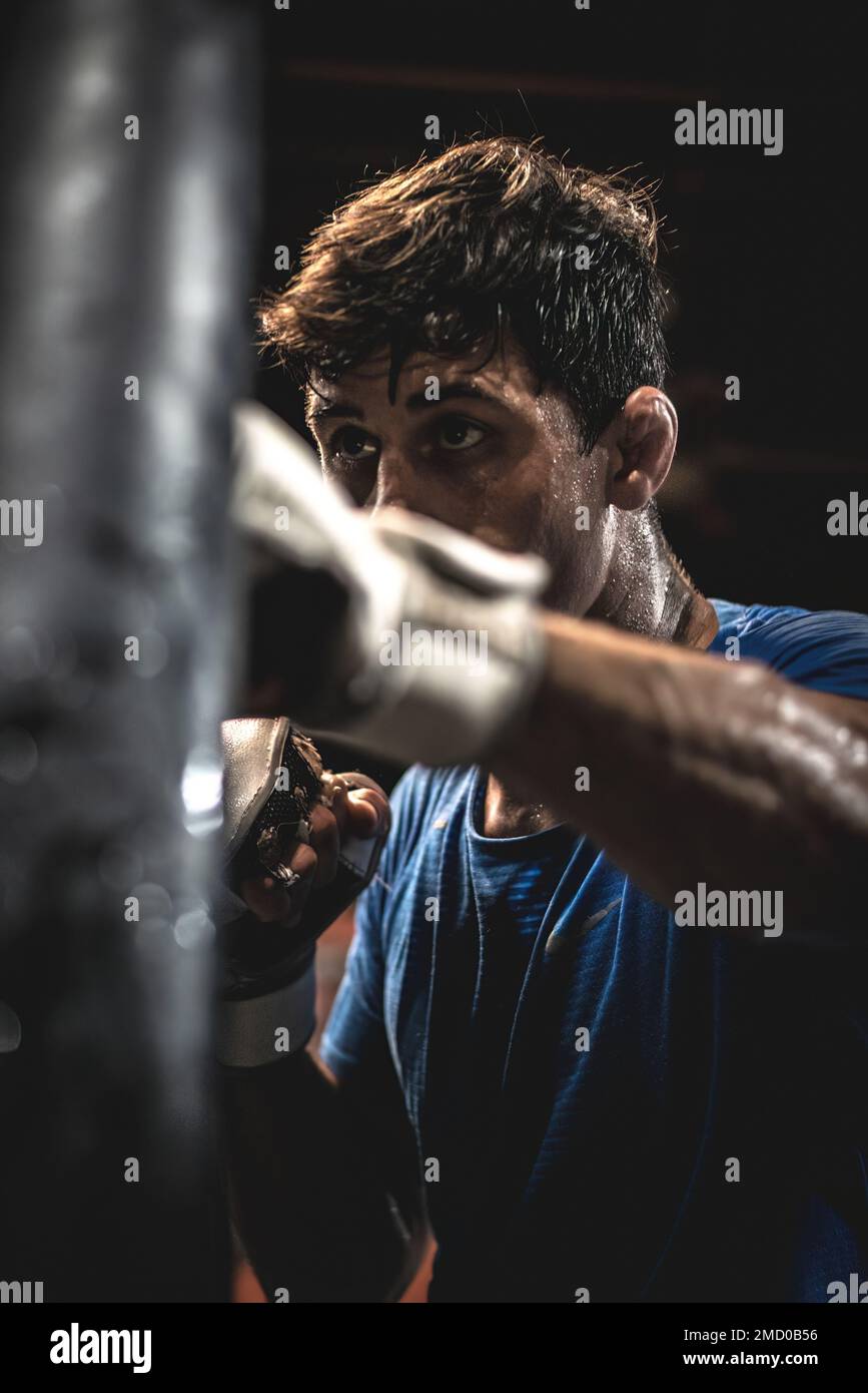 STATI UNITI Air Force Senior Airman Adam Amado, 6th manutenzione Gruppo pianificazione unità di manutenzione aeromobili, treni in una palestra di pugilato a Tampa, Florida, 11 luglio 2022. Amado si stava preparando per un imminente professionista di arti marziali miste lotta più tardi nel mese, che ha vinto con knockout tecnico nel secondo turno. Foto Stock