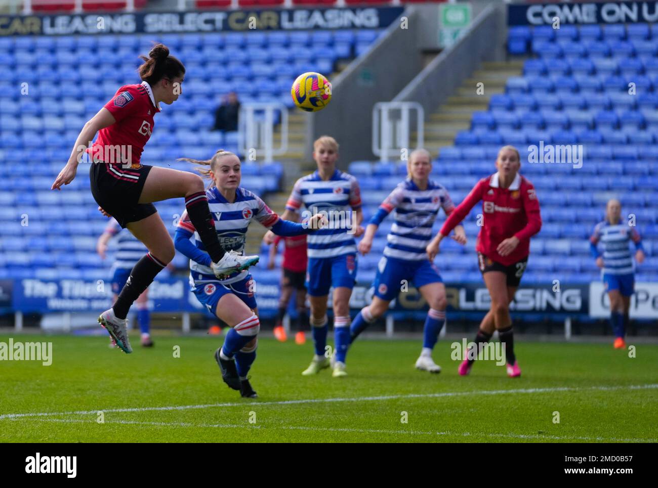 Reading, Inghilterra, gennaio 22nd 2023: Lucia Garcia (17 Manchester United) attraversa la palla durante la partita di calcio della Barclays fa Womens Super League tra Reading e Manchester United allo stadio Select Car Leasing di Reading, Inghilterra. (James Whitehead/SPP) Foto Stock