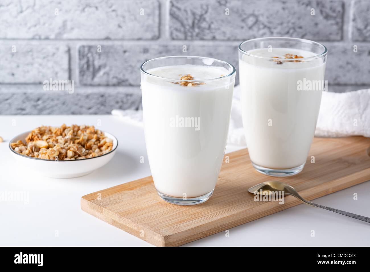 Kefir, latticello o yogurt con granola. Yogurt in bicchiere Foto Stock