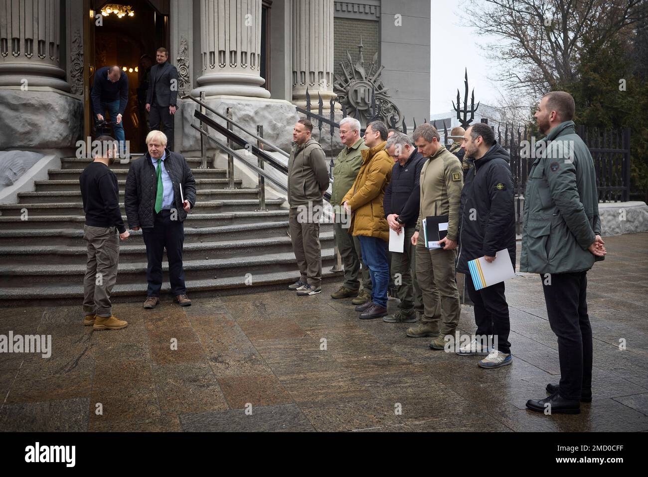Kiev, Ucraina. 22nd Jan, 2023. Il presidente ucraino Volodymyr Zelenskyy, a destra, dà il benvenuto all'ex primo ministro britannico Boris Johnson come leader ucraini senior in formazione presso l'edificio dell'amministrazione presidenziale, il 22 gennaio 2023 a Kiev, Ucraina. Credit: Ukraine Presidency/Ukraine Presidency/Alamy Live News Foto Stock