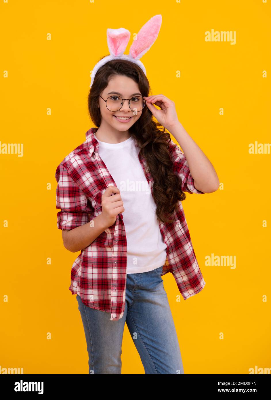 Ragazza teen che indossa le orecchie coniglietto isolato su sfondo giallo. Felice adolescente, emozioni positive e sorridenti della ragazza adolescente. Foto Stock