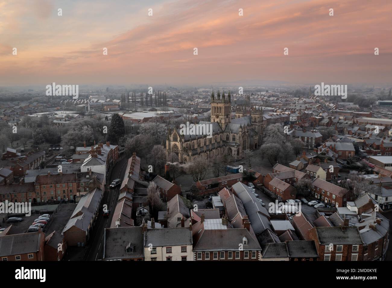 Una vista aerea della cittadina di mercato dello Yorkshire del Nord di Selby con l'antica architettura dell'Abbazia di Selby all'alba in una fredda mattinata d'inverno Foto Stock