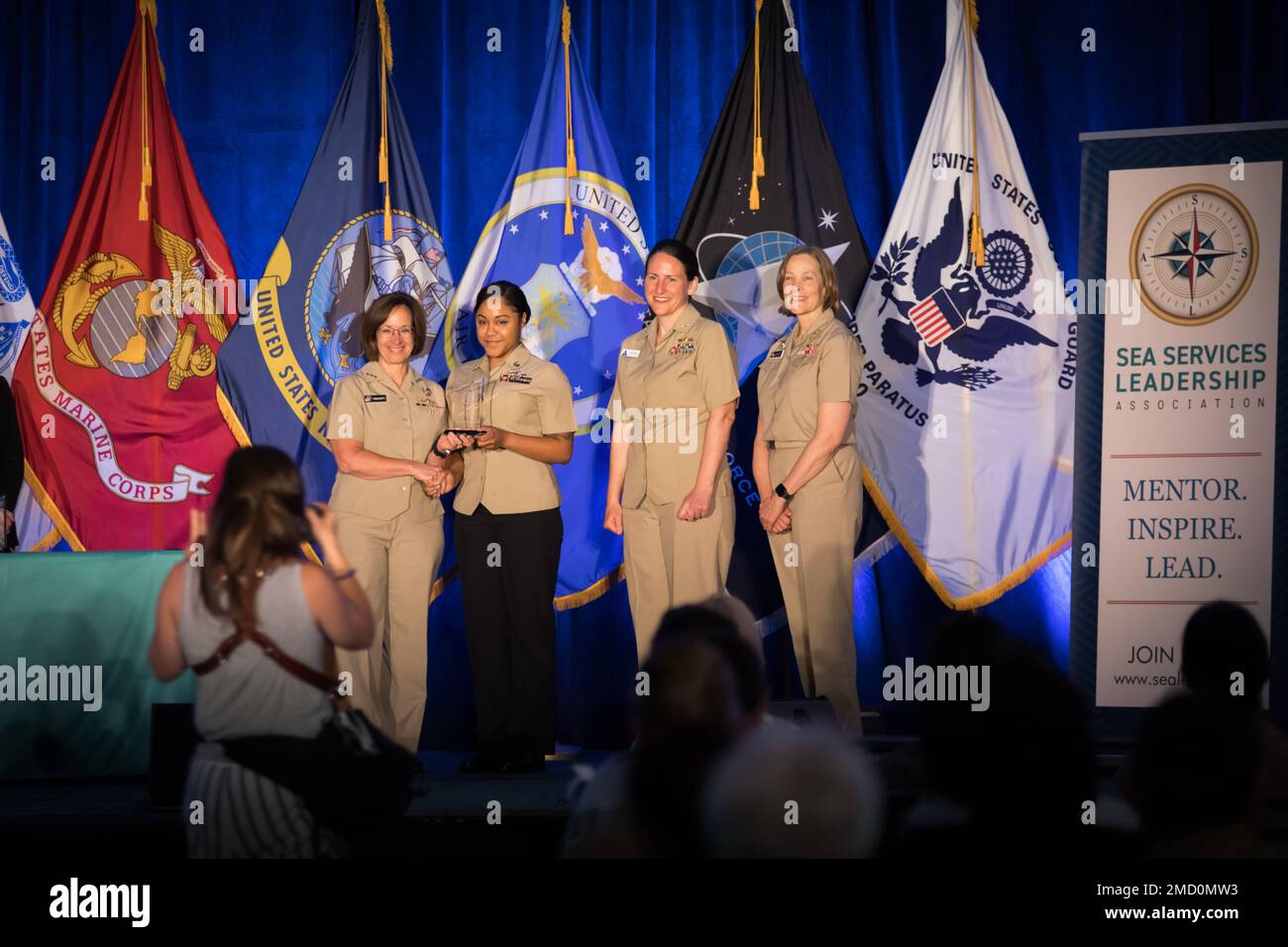 220711-N-TH560-0914 NORFOLK, VIRGINIA (11 luglio 2022) – Ospedale Corpsman 1st Classe Brittany M. Robinson riceve il Master Chief Junior arruolato Anna Der-Vartanian Leadership Award, consegnato da Vice. Lisa Franchetti, direttore di politiche, piani e strategia del Joint staff, il Capitano Emily Bassett, presidente della Sea Service Leadership Association (SSLA), e il Presidente della Rear ADM Shoshana Chatfield, presidente della SSLA, al Joint Women’s Leadership Symposium. I premi vengono assegnati ogni anno per onorare la leadership dei marinai che vanno oltre per promuovere una cultura inclusiva nella Marina militare. Foto Stock