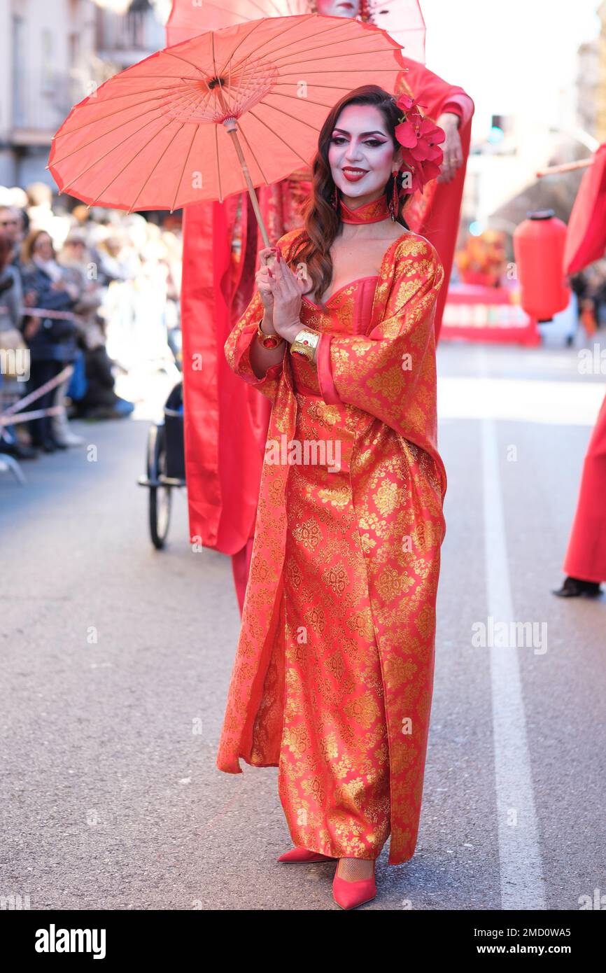 Una donna di origine cinese vestita in costume tradizionale durante la celebrazione della sfilata di Capodanno cinese a Madrid. Con più di 4.000 anni di antichità, è la festa più importante del paese asiatico e quest'anno protagonista sarà il coniglio, un animale che rappresenta pace, gentilezza e speranza. La Cina celebra il suo nuovo anno seguendo il suo oroscopo, che è governato dalle fasi della luna, non dal calendario gregoriano, quindi la data di inizio annuale cambia. L'epicentro è il quartiere di Utera, che riunisce la più grande comunità cinese di Madrid. Foto Stock