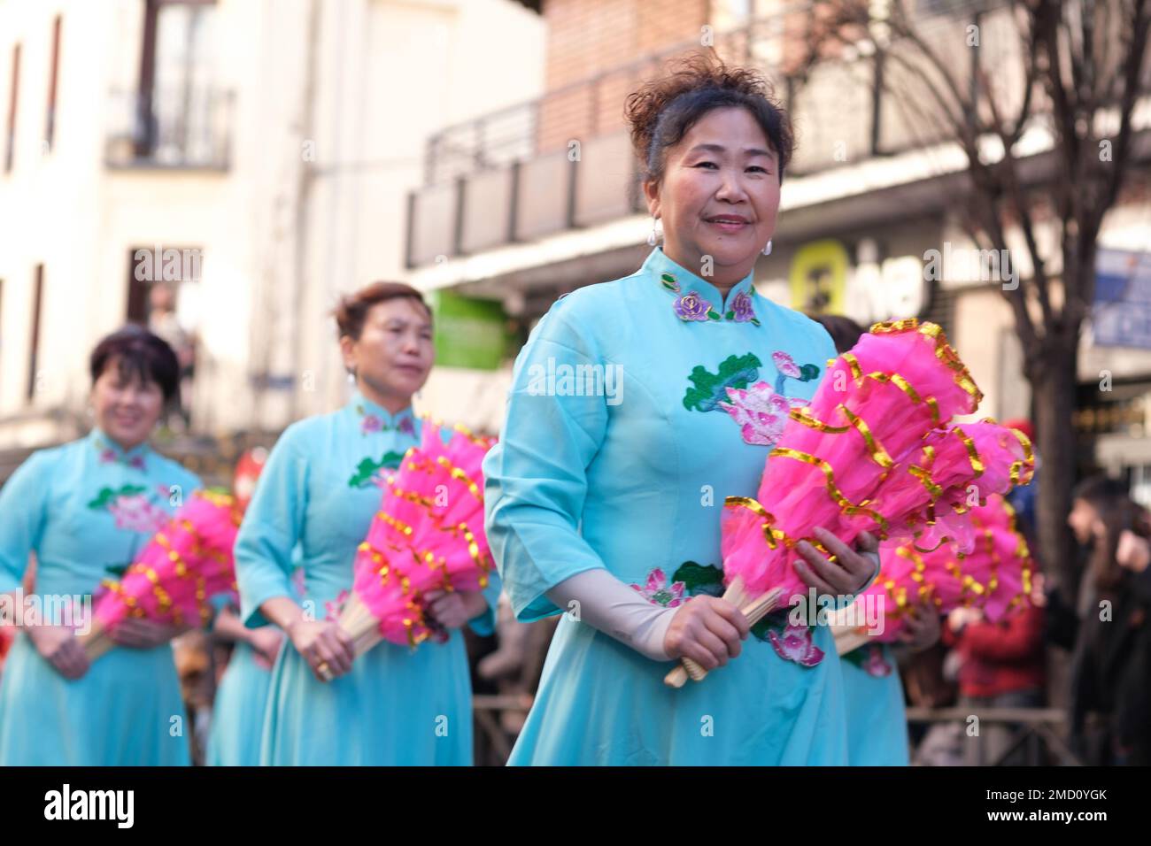 Diverse donne di origine cinese vestite in costume tradizionale durante la parata cinese di Capodanno a Madrid. Con più di 4.000 anni di antichità, è la festa più importante del paese asiatico e quest'anno protagonista sarà il coniglio, un animale che rappresenta pace, gentilezza e speranza. La Cina celebra il suo nuovo anno seguendo il suo oroscopo, che è governato dalle fasi della luna, non dal calendario gregoriano, quindi la data di inizio annuale cambia. L'epicentro è il quartiere di Utera, che riunisce la più grande comunità cinese di Madrid. (Foto di Un Foto Stock