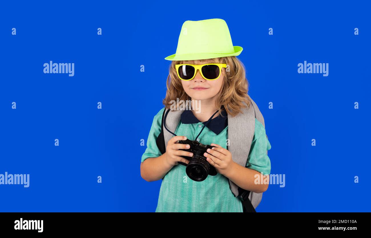 I bambini viaggiano. Felice bambino ragazzo in cappello da viaggio con fotocamera isolata su studio backgraund. Stile di vita di viaggio e sogni di viaggio. Foto Stock