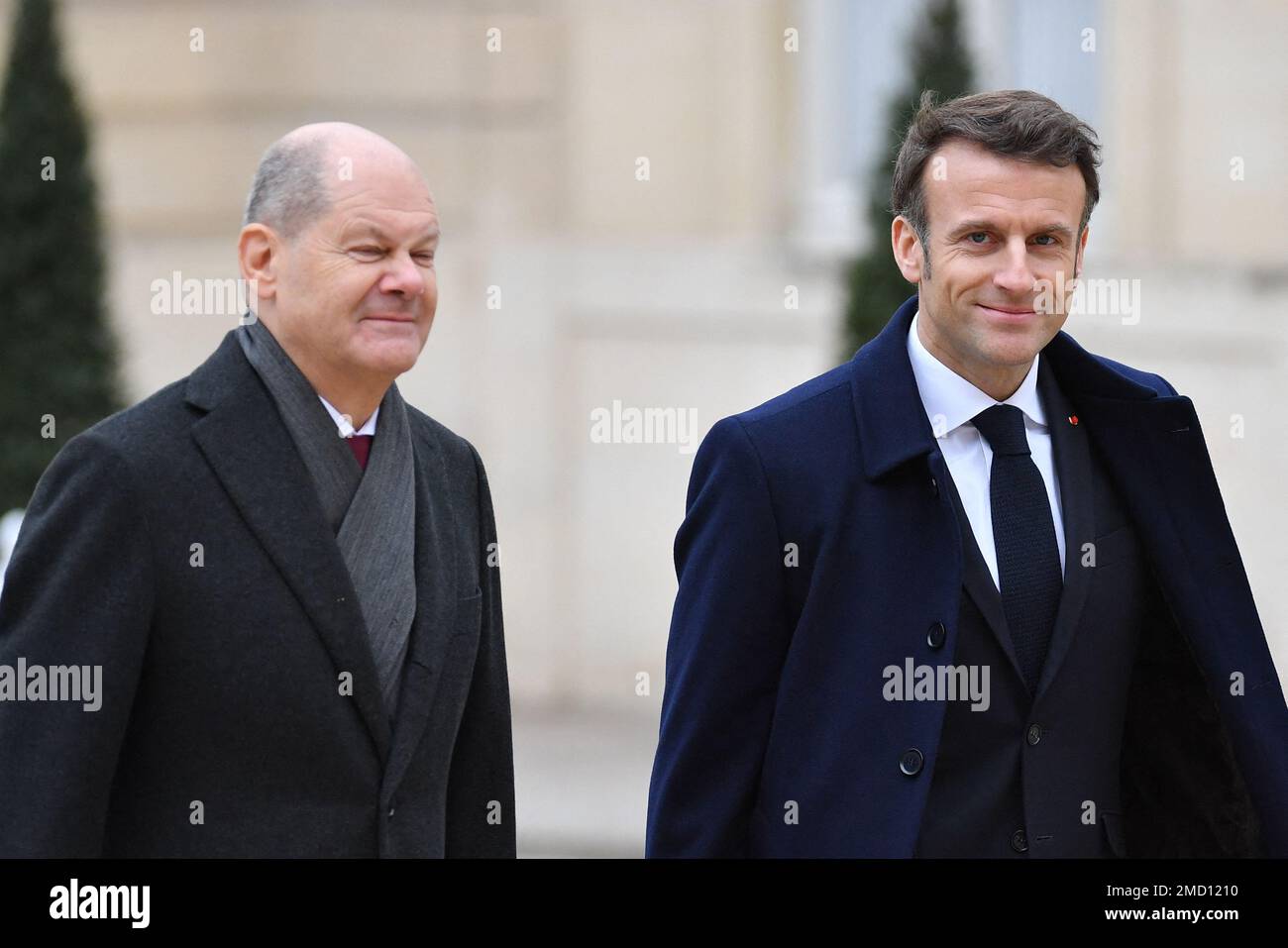 Il presidente francese Emmanuel Macron e il cancelliere tedesco OLAF Scholz giungono a una riunione del gabinetto, nel quadro della celebrazione del 60th° anniversario della firma del Trattato Elysee, per suggellare la riconciliazione tra la Francia e la Germania occidentale, 18 anni dopo la seconda guerra mondiale al palazzo presidenziale Elysee di Parigi il 22 gennaio 2023. La data della riunione è altamente simbolica: Sessant'anni dopo che Charles de Gaulle e Konrad Adenauer firmarono il Trattato Elysee, che "segnò la fine dei decenni, se non dei secoli, di feroci rivalità e guerre sanguinose”, scrivono i due leader Foto Stock