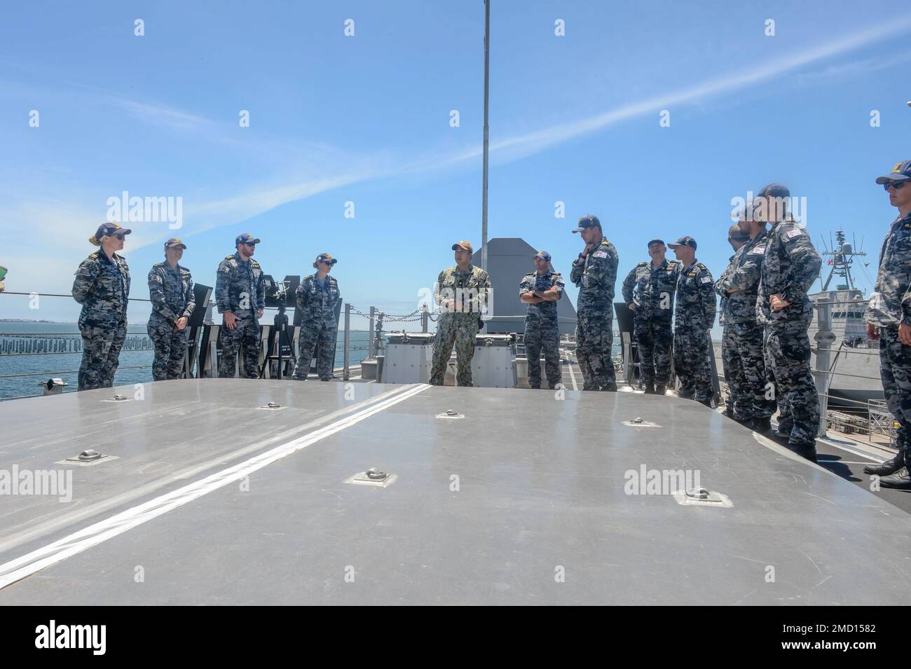 220712-N-ZS023-1047 SAN DIEGO (12 luglio 2022) Lt. CMdR. Jonathan Leo, centro, un nativo di Atlanta e l'ufficiale operativo a bordo di una nave litoranea da combattimento variante-indipendente Pre-Commissioning Unit Canberra (LCS 30), parla con i marinai della Royal Australian Navy Clearance Diving Team Four (CDT4) nella baia di missione della nave. CDT4 partecipa attualmente alla Rim of the Pacific (RIMPAC) 2022 nella California meridionale. Ventisei nazioni, 38 navi, quattro sottomarini, più di 170 aerei e 25.000 personale partecipano al RIMPAC dal giugno 29 al 4 agosto nelle isole hawaiane e nel sud Foto Stock