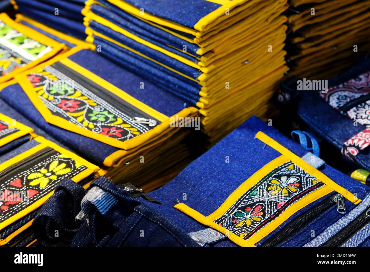 Colorato di borsa artigianale di tessuto nel mercato, borse per le donne nel bazar, India Foto Stock