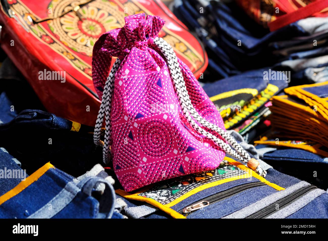 Colorato di borsa artigianale di tessuto nel mercato, borse per le donne nel bazar, India Foto Stock