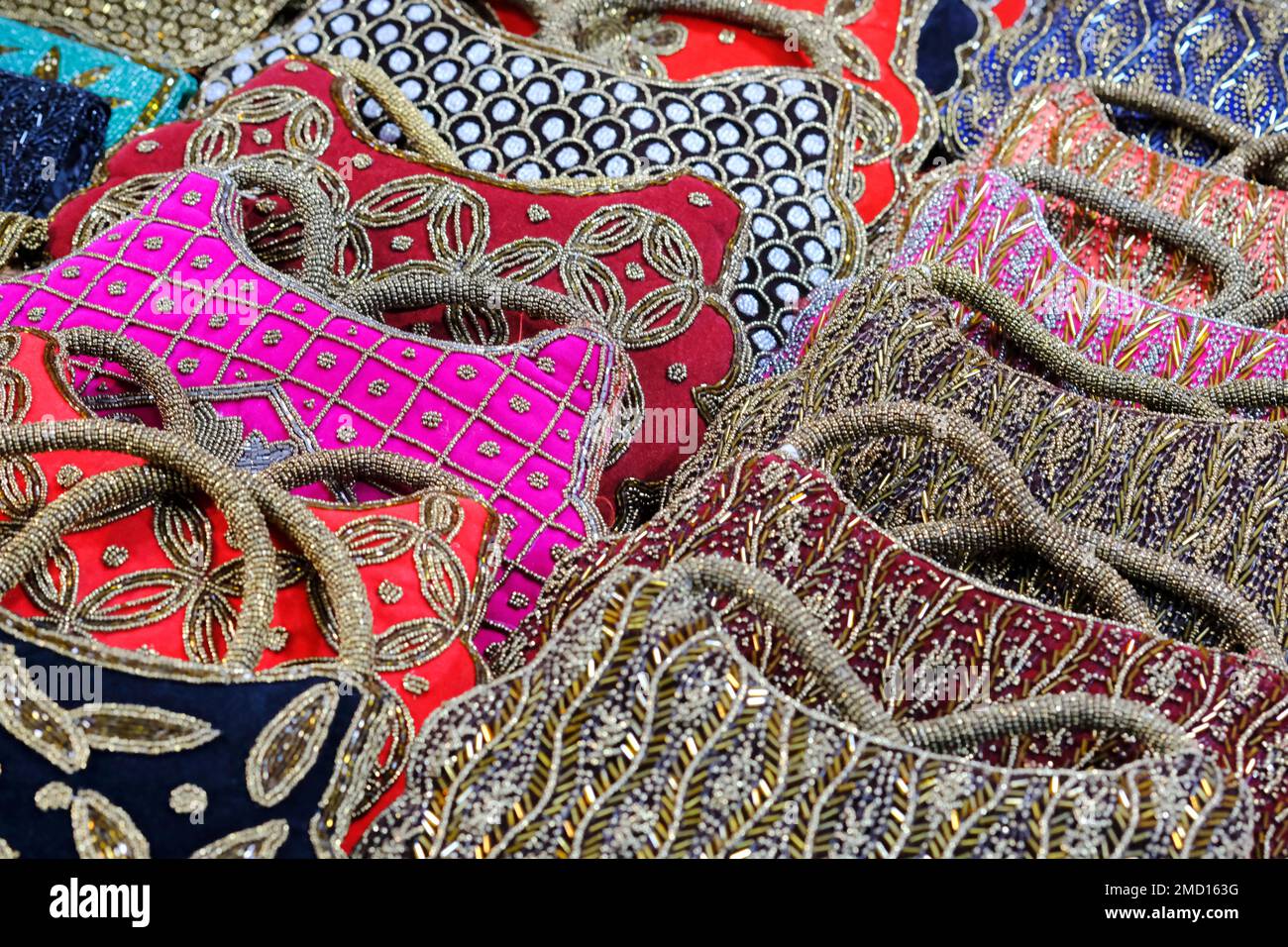 Colorato di borsa artigianale di tessuto nel mercato, borse per le donne nel bazar, India Foto Stock