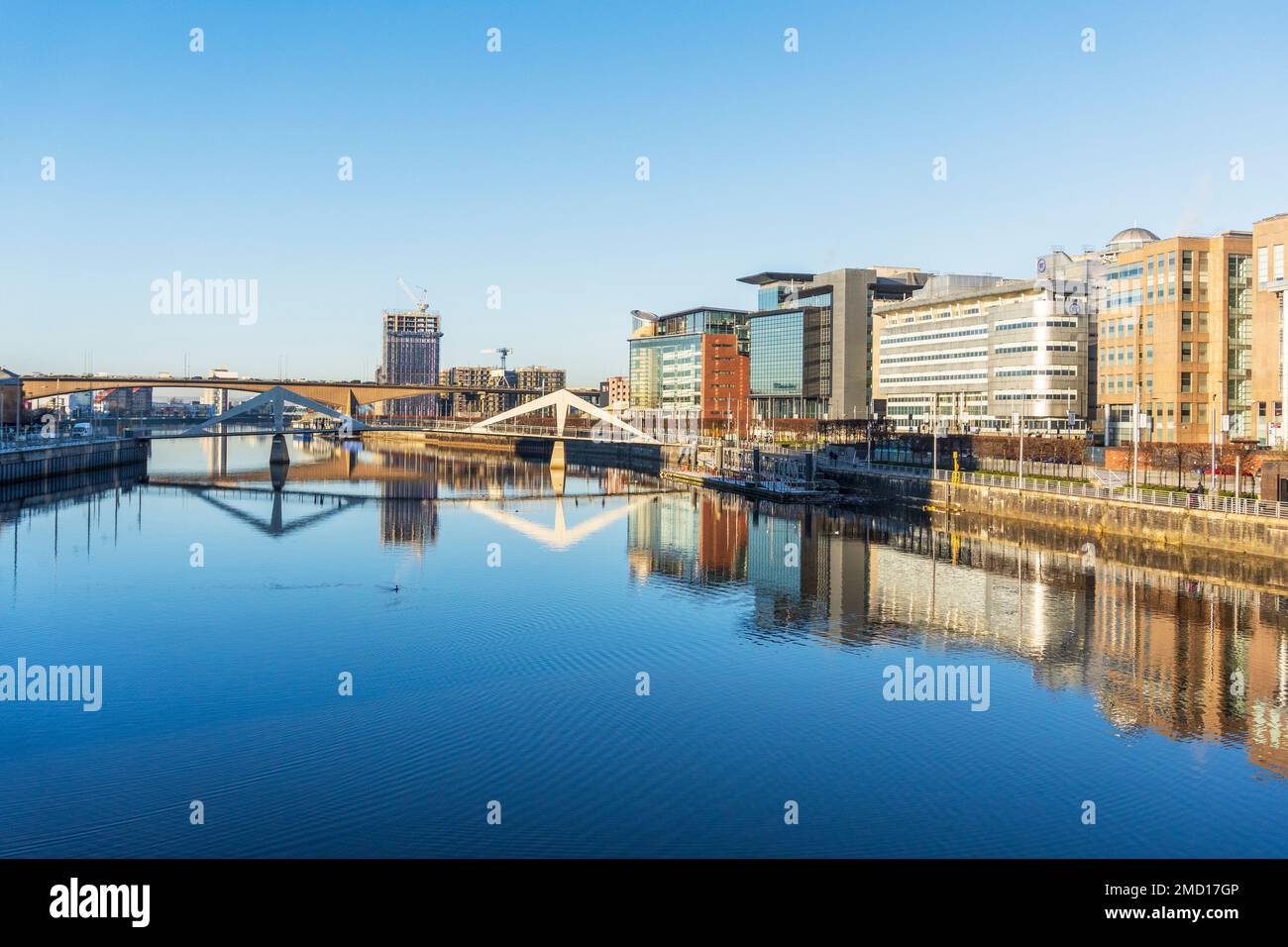 Vista ovest, la mattina presto, sul fiume Clyde verso il Kingston Bridge e il quartiere degli affari di Broomielaw sul lato destro, Glasgow, Scozia, Foto Stock