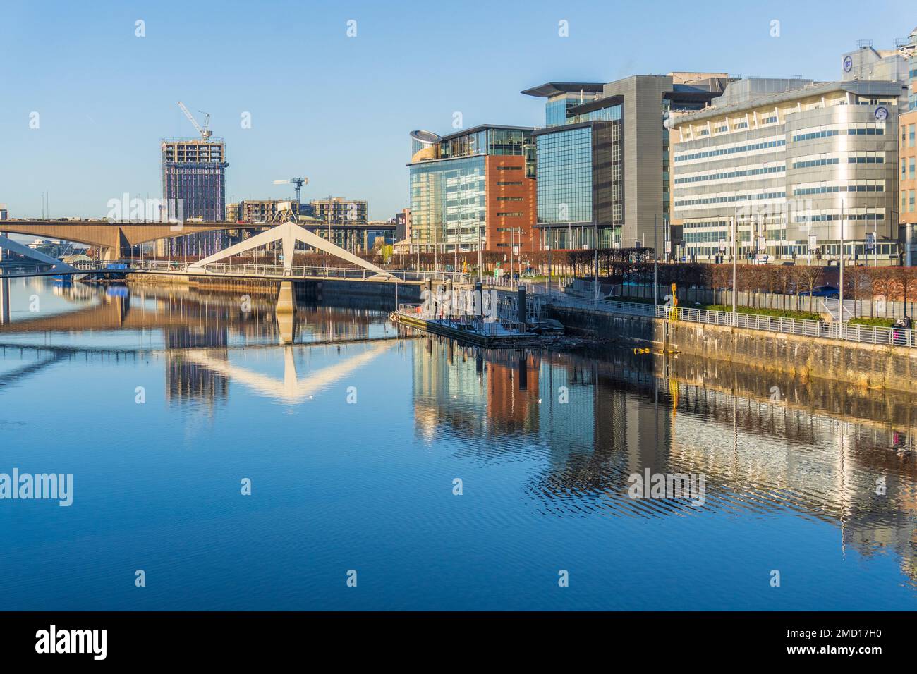 Vista ovest, la mattina presto, sul fiume Clyde verso il Kingston Bridge e il quartiere degli affari di Broomielaw sul lato destro, Glasgow, Scozia, Foto Stock