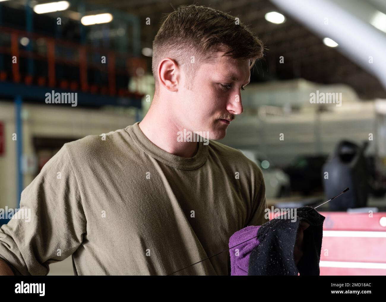 STATI UNITI Air Force Senior Airman Caleb Ritter, 100th Logistics Readiness Squadron manutenzione veicolare journeyman, controlla l'olio di un veicolo a Royal Air Force Mildenhall, Inghilterra, 12 luglio 2022. I manutentori dei veicoli sono esperti di motori a benzina e diesel, inclusi interventi di riparazione di impianti elettrici, componenti della trasmissione, sospensioni e impianti idraulici. Foto Stock