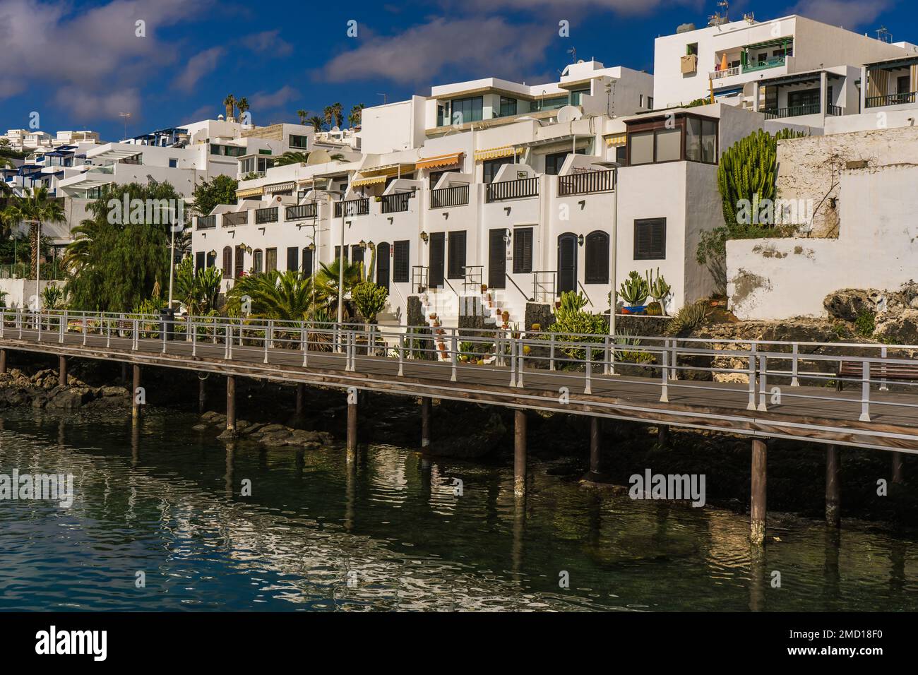 Edifici intorno al porto e la passerella pedonale / Promenade a Puerto del carmen a Lanzarote. Foto Stock