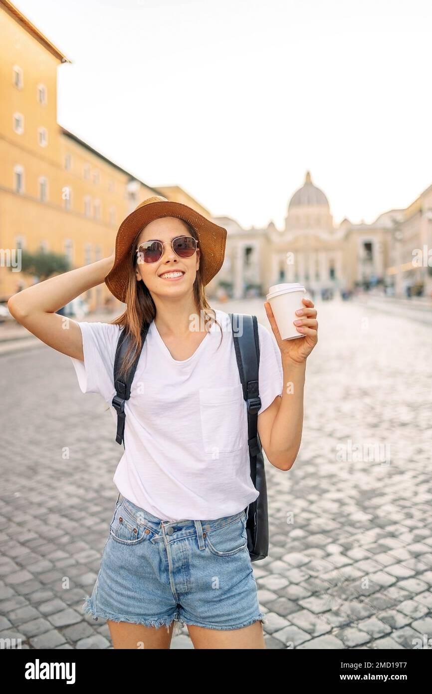 Felice giovane donna turistico bevande take away caffè a Roma, Italia. Giovane donna, in un cappello estivo, con delizioso gelato. Spazio per il testo Foto Stock