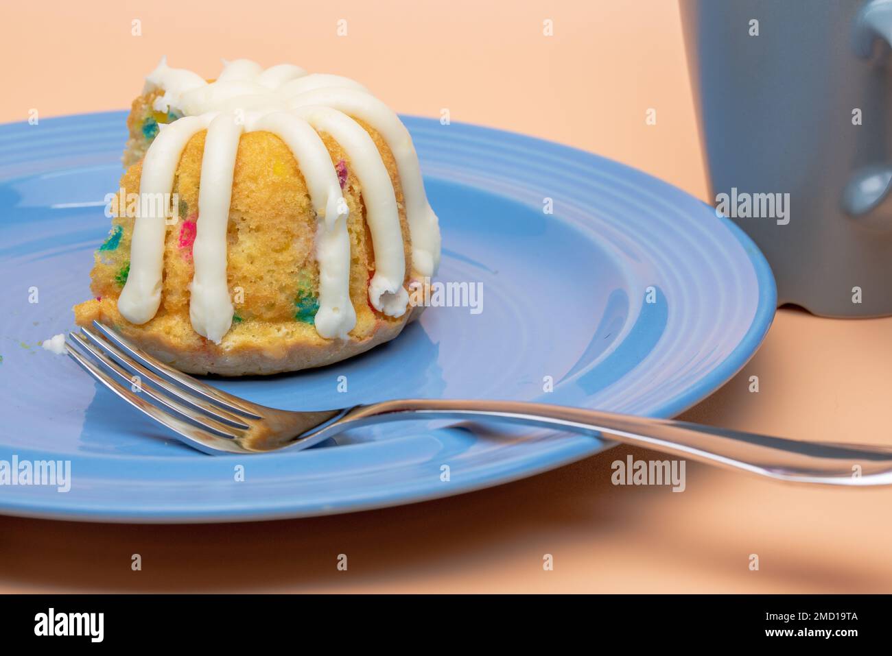Torta di conetti su piatto blu Foto Stock