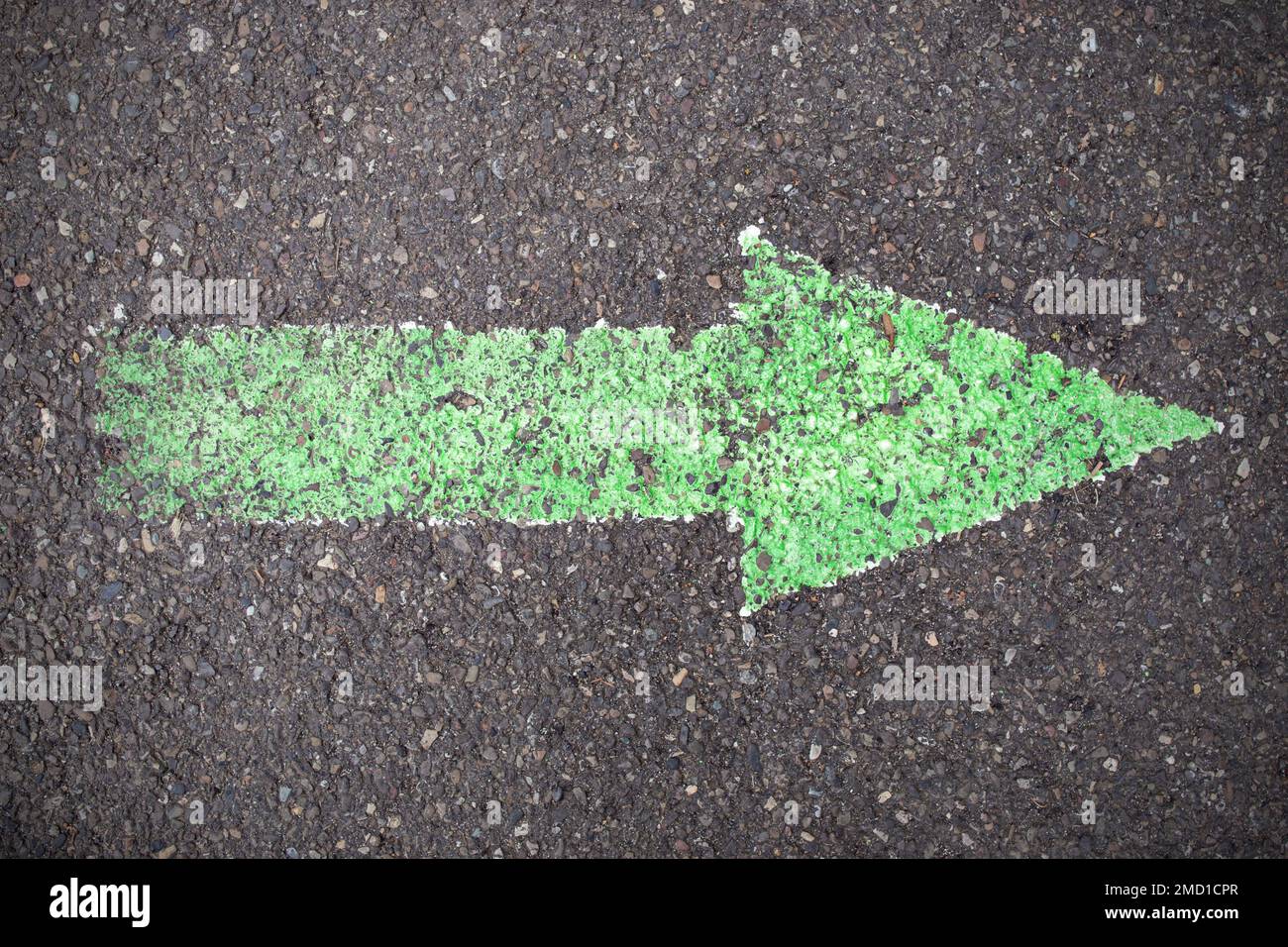 Freccia verde dipinta su asfalto, verso destra, grunge texture Foto Stock