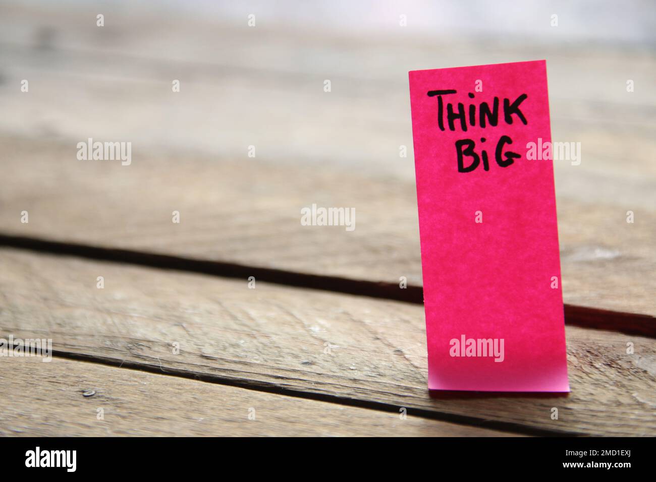 Pensate a grandi citazioni motivazionali iscrizione su un tag idea creativa Foto Stock