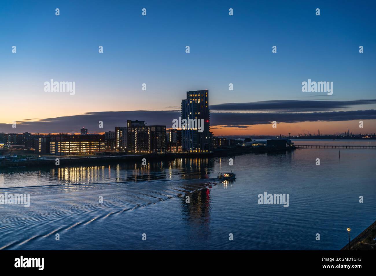 Vista dall'alba sul fiume Itchen verso la Vantage Tower a Woolston, Southampton, Hampshire, Inghilterra, Regno Unito Foto Stock