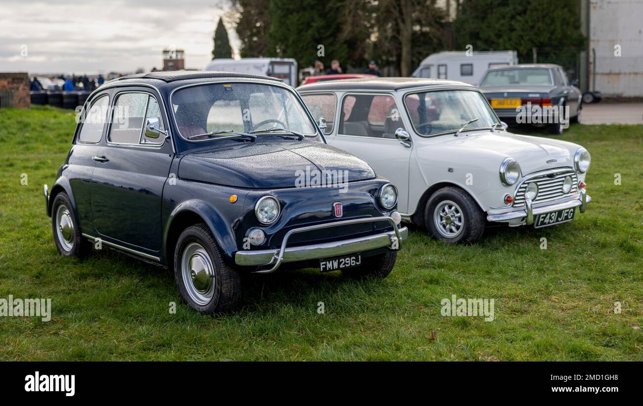 1970 Fiat 500 & 1988 Austin Mini 1000 City e in mostra allo Scramble di Gennaio tenutosi al Bicester Heritage Centre. Il 8th Gennaio 2023 Foto Stock