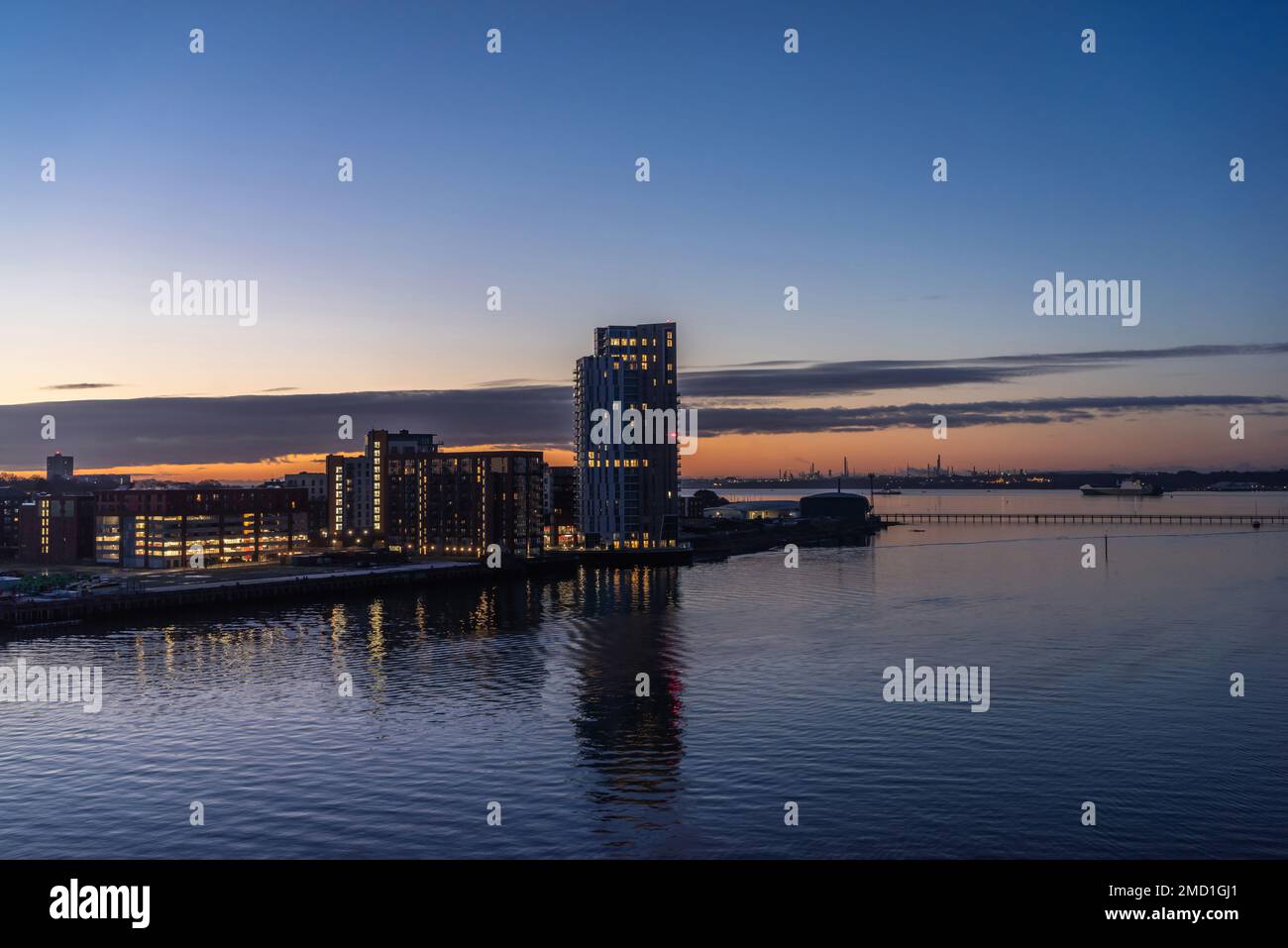 Vista dall'alba sul fiume Itchen verso la Vantage Tower a Woolston, Southampton, Hampshire, Inghilterra, Regno Unito Foto Stock