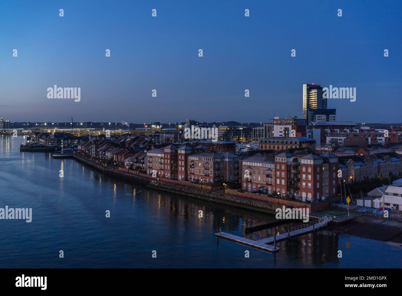 Ora blu alba sul porto turistico Ocean Village, visto dal ponte Itchen, Southampton, Inghilterra, Regno Unito Foto Stock