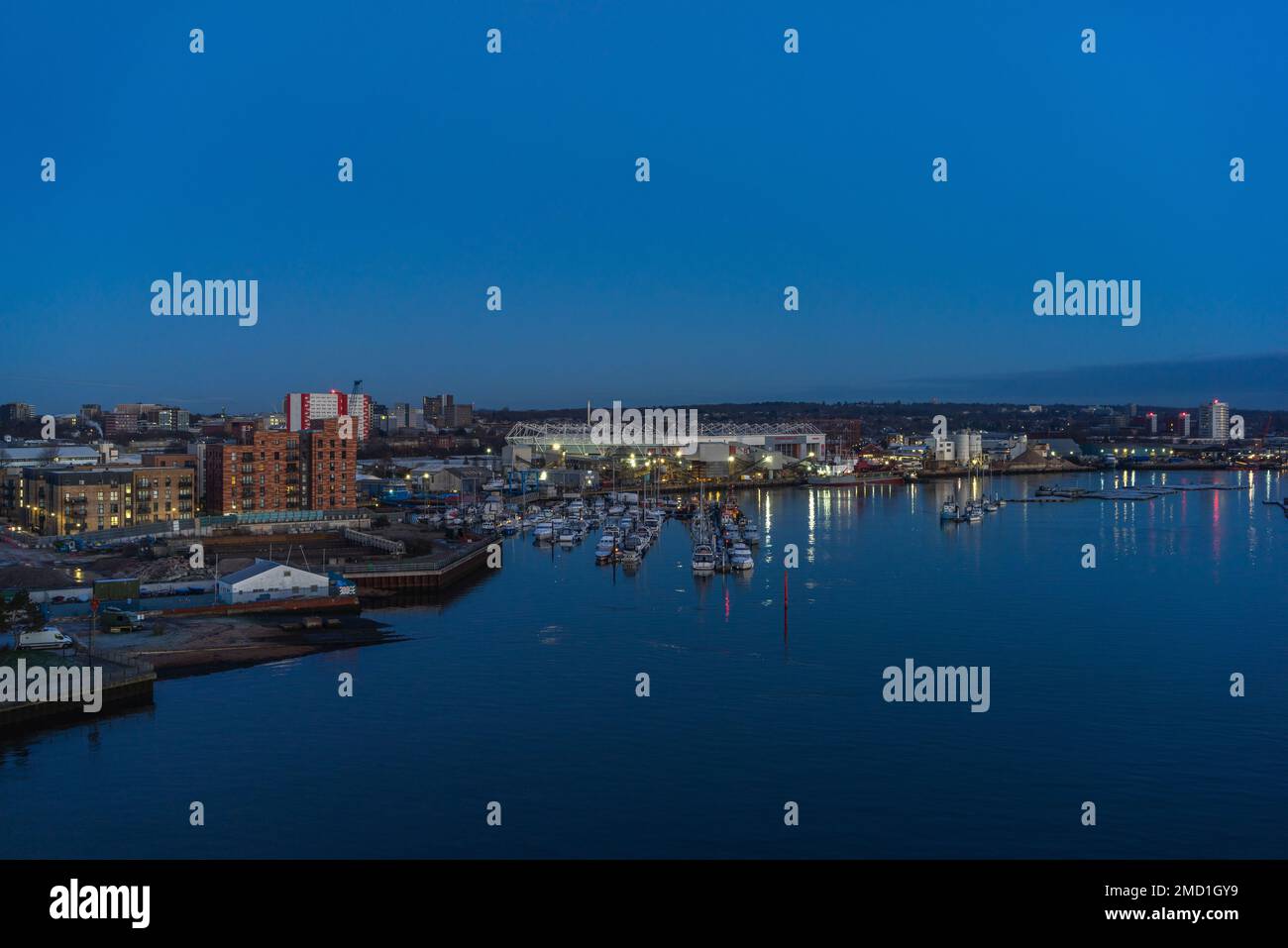 Vista sul fiume Itchen con lo stadio di calcio di St Mary sullo sfondo, vista dal ponte Itchen durante l'ora blu, Southampton, Inghilterra, Regno Unito Foto Stock