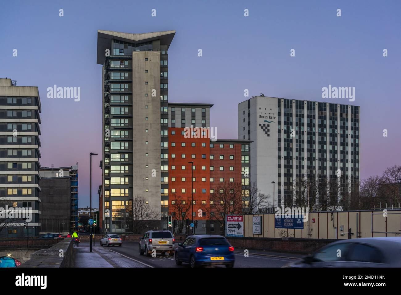 Central Bridge con vista su Dukes Keep, Mercury Point e Richmond House durante l'alba delle ore blu, Southampton, Hampshire, Inghilterra, Regno Unito Foto Stock